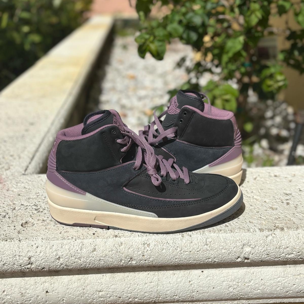 Black and Purple Sneakers with Chunky Design and Retro Midsole